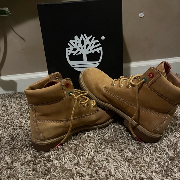Tan timberland boots barley worn been sitting in my closet main image 5